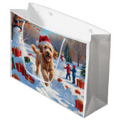Goldendoodle läuft im Schnee mit Weihnachtshut Große Geschenktüte (Vorderseite Schrägansicht)