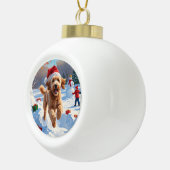 Goldendoodle läuft im Schnee mit Weihnachtshut Keramik Kugel-Ornament (Rechts)