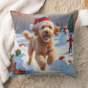 Goldendoodle läuft im Schnee mit Weihnachtshut Kissen