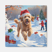Goldendoodle läuft im Schnee mit Weihnachtshut Magnet (Vorne)
