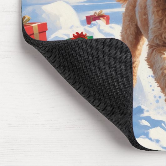 Goldendoodle läuft im Schnee mit Weihnachtshut Mousepad (Ecke)