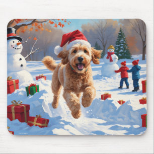 Goldendoodle läuft im Schnee mit Weihnachtshut Mousepad