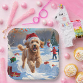 Goldendoodle läuft im Schnee mit Weihnachtshut Pappteller (Party)