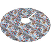 Goldendoodle läuft im Schnee mit Weihnachtshut Polyester Weihnachtsbaumdecke (Schrägansicht)