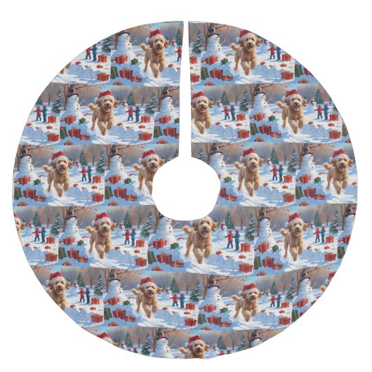 Goldendoodle läuft im Schnee mit Weihnachtshut Polyester Weihnachtsbaumdecke (Vorderseite)