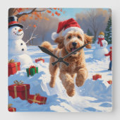 Goldendoodle läuft im Schnee mit Weihnachtshut Quadratische Wanduhr (Vorderseite)