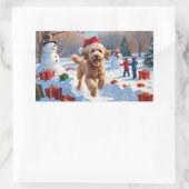 Goldendoodle läuft im Schnee mit Weihnachtshut Rechteckiger Aufkleber (Tasche)