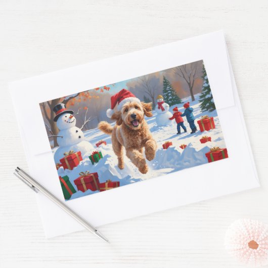Goldendoodle läuft im Schnee mit Weihnachtshut Rechteckiger Aufkleber (Umschlag)
