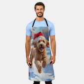 Goldendoodle läuft im Schnee mit Weihnachtshut Schürze (Getragen)