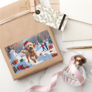 Goldendoodle läuft im Schnee mit Weihnachtsmütze Rechteckiger Aufkleber