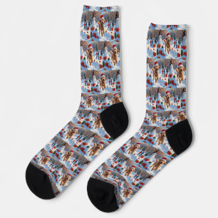 Goldendoodle läuft im Schnee mit Weihnachtsmütze Socken