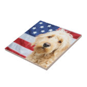 Goldendoodle mit amerikanischer Flagge Fliese (Seite)