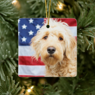 Goldendoodle mit amerikanischer Flagge Keramikornament