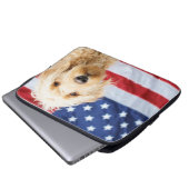 Goldendoodle mit amerikanischer Flagge Laptopschutzhülle (Vorne Knopf)
