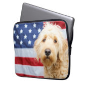 Goldendoodle mit amerikanischer Flagge Laptopschutzhülle (Vorderseite Links)
