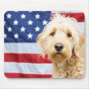 Goldendoodle mit amerikanischer Flagge Mousepad