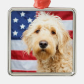 Goldendoodle mit amerikanischer Flagge Ornament Aus Metall (Vorne)