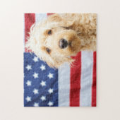 Goldendoodle mit amerikanischer Flagge Puzzle (Vertikal)