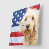Goldendoodle mit amerikanischer Flagge Quadratische Wanduhr (Winkel)