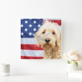 Goldendoodle mit amerikanischer Flagge Quadratische Wanduhr (Zuhause)