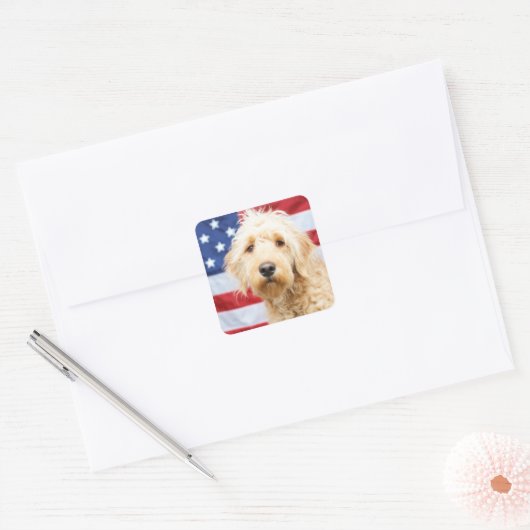 Goldendoodle mit amerikanischer Flagge Quadratischer Aufkleber (Umschlag)