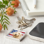 Goldendoodle mit amerikanischer Flagge Schlüsselanhänger (Seite)