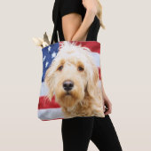 Goldendoodle mit amerikanischer Flagge Tasche (Von Nahem)
