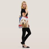 Goldendoodle mit amerikanischer Flagge Tasche (Am Model)