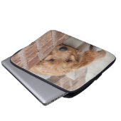 Goldendoodle Puppy Peeking Laptopschutzhülle (Vorne Knopf)