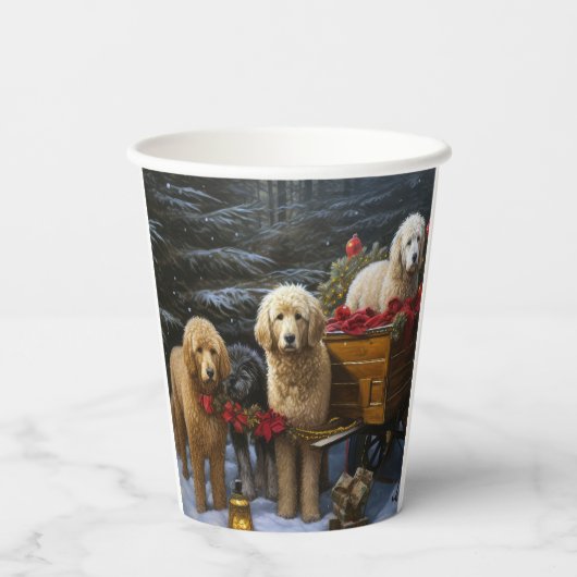 Goldendoodle Snowy Sleigh Weihnachtsdekor Pappbecher (Rückseite)