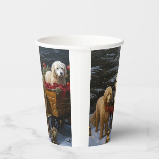 Goldendoodle Snowy Sleigh Weihnachtsdekor Pappbecher (Rechts)