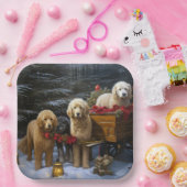 Goldendoodle Snowy Sleigh Weihnachtsdekor Pappteller (Party)