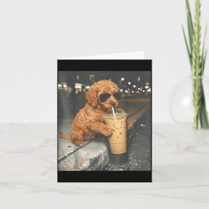 Goldendoodle trinkt Eiskaffee lustiger Hund MemeGo Karte