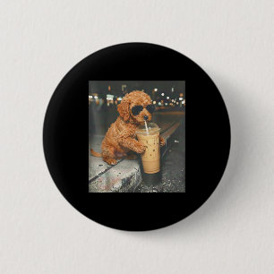 Goldendoodle trinkt Eiskaffee lustiger Hunde-MemeG Button