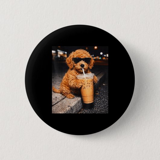 Goldendoodle trinkt Eiskaffee lustiges Tier-Meme Button (Vorderseite)