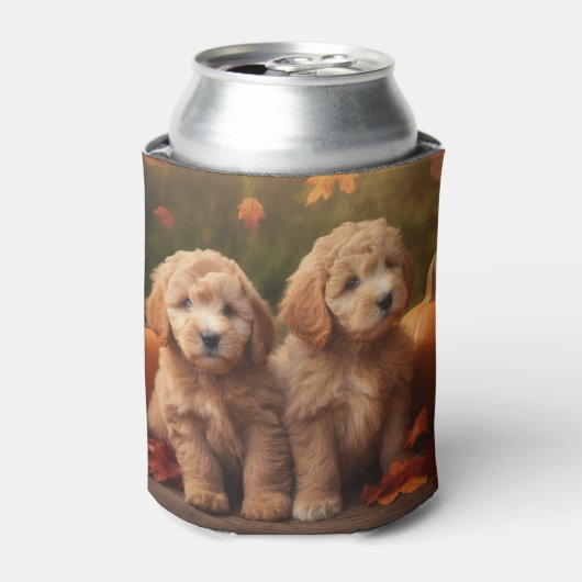 Goldendoodle Welpe Herbst Kürbis Dosenkühler (Kanne Vorderseite)