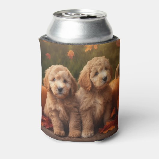 Goldendoodle Welpe Herbst Kürbis Dosenkühler (Kanne Rückseite)