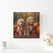 Goldendoodle Welpe Herbst Kürbis Quadratische Wanduhr (Zuhause)