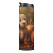 Goldendoodle Welpe Herbst Kürbis Thermosbecher (Nach rechts gedreht)