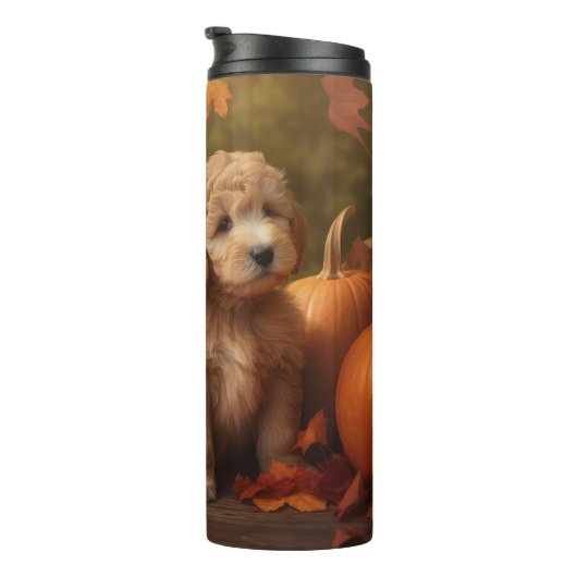 Goldendoodle Welpe Herbst Kürbis Thermosbecher (Nach rechts gedreht)
