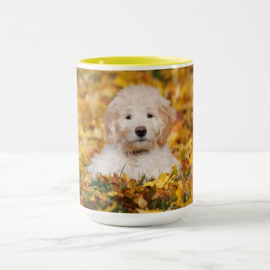 Goldendoodle Welpe in Herbstlauben Tasse (Zentrum)