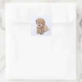 Goldendoodle-Welpe mit Schnee im Gesicht Quadratischer Aufkleber (Tasche)