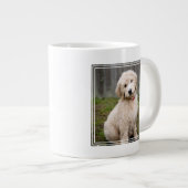 Goldendoodle Welpen im Gras Jumbo-Tasse (Vorderseite Rechts)
