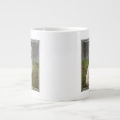 Goldendoodle Welpen im Gras Jumbo-Tasse (Vorderseite)