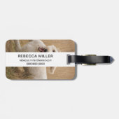 Goldendoodrom läuft durch Gras Gepäckanhänger (Rückseite horizontal)