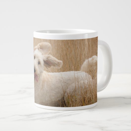 Goldendoodrom läuft durch Gras Jumbo-Tasse (Vorderseite Rechts)