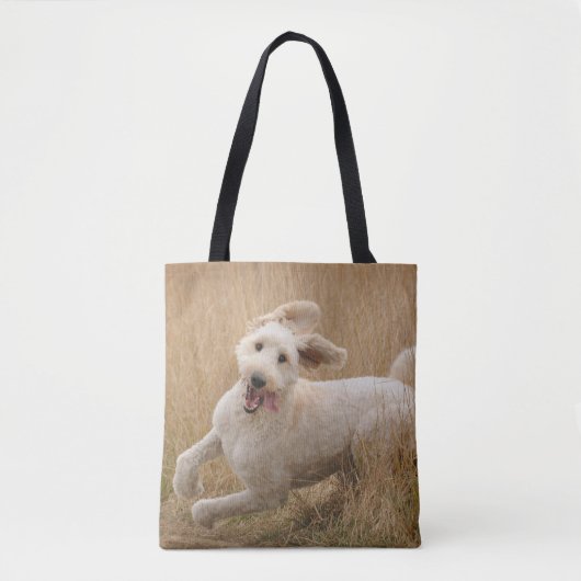 Goldendoodrom läuft durch Gras Tasche (Vorderseite)