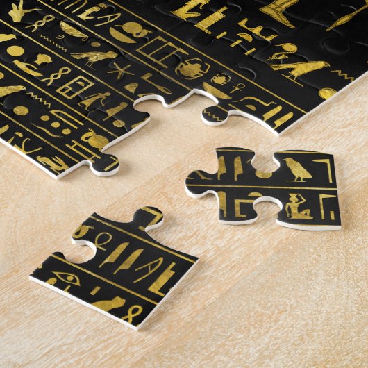 Goldene ägyptische Götter und Hieroglyphen auf Puzzle (Seite)