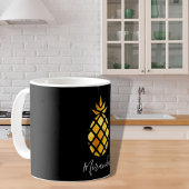 Goldene Ananas auf schwarzer Bezeichnung Kaffeetasse