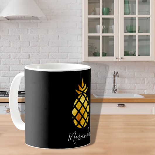 Goldene Ananas auf schwarzer Bezeichnung Kaffeetasse